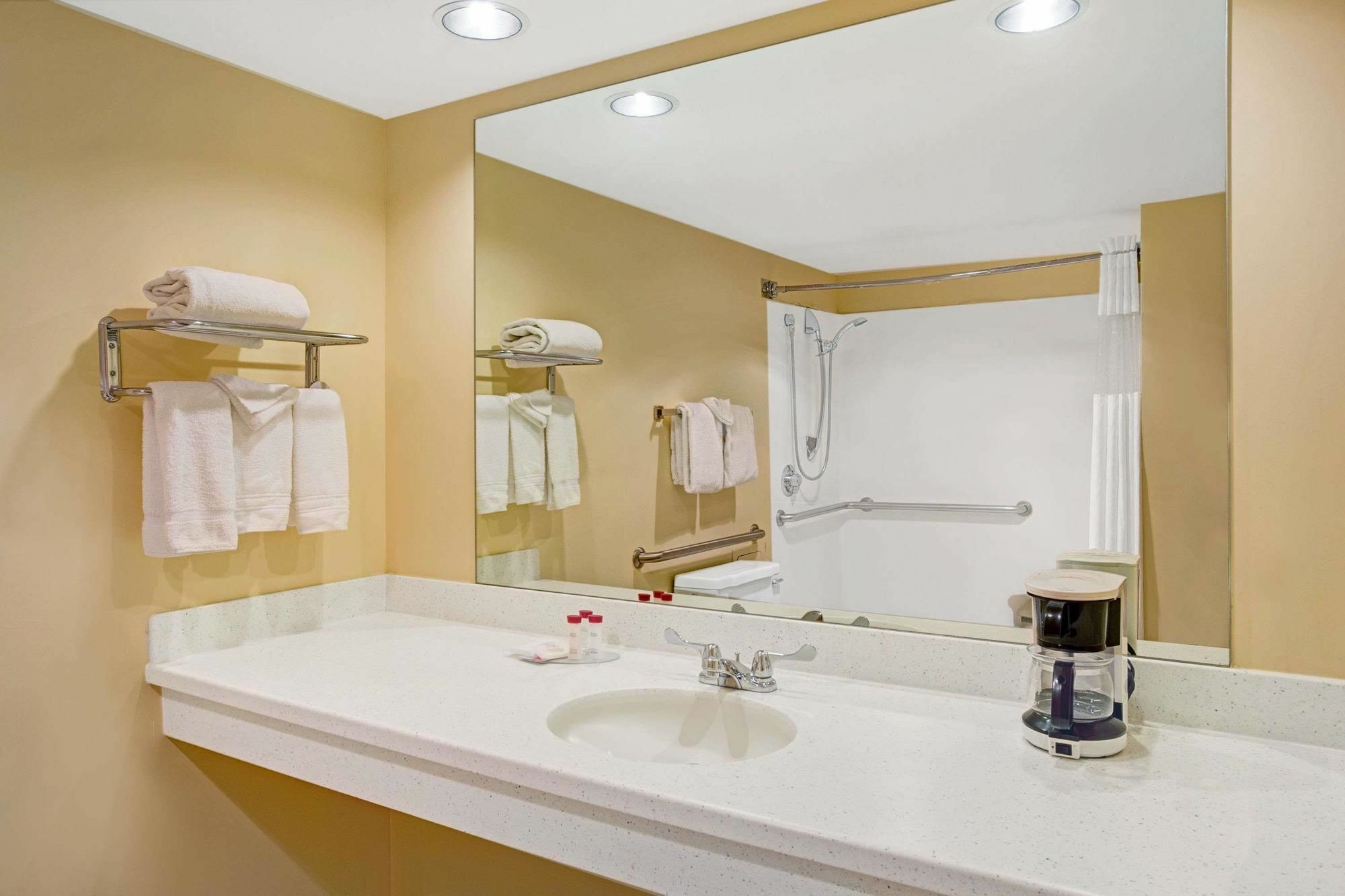 Ramada By Wyndham Englewood Hotel & Suites Сентениал Екстериор снимка
